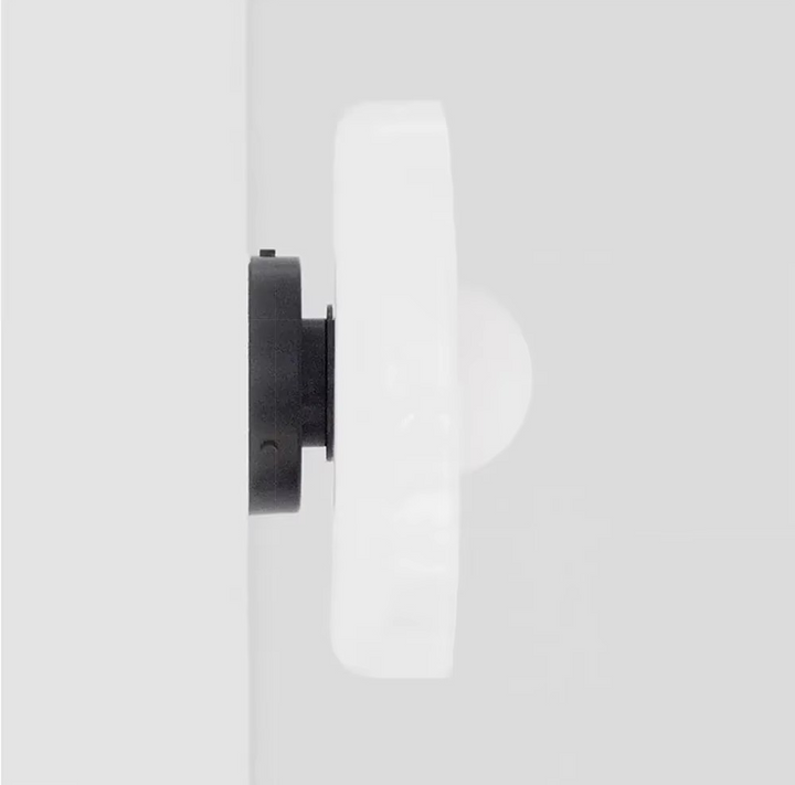 Lampa ścienna ze szkła, idealna do przedpokoju, oświetlenie tworzące przytulną atmosferę.