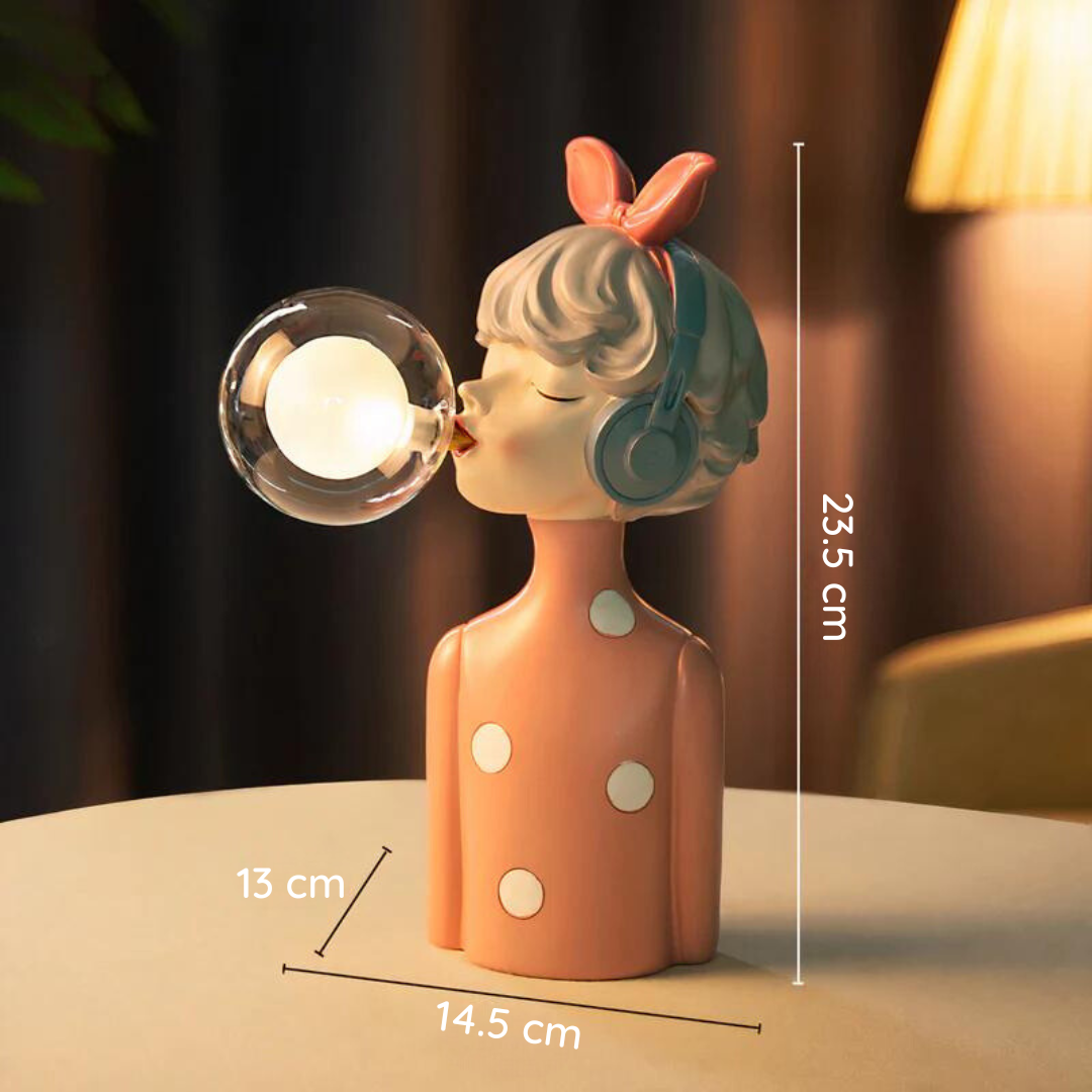 Ręcznie robiona lampa stołowa w salonie, akcent dekoracyjny z kloszem tekstylnym. Nowoczesny design.