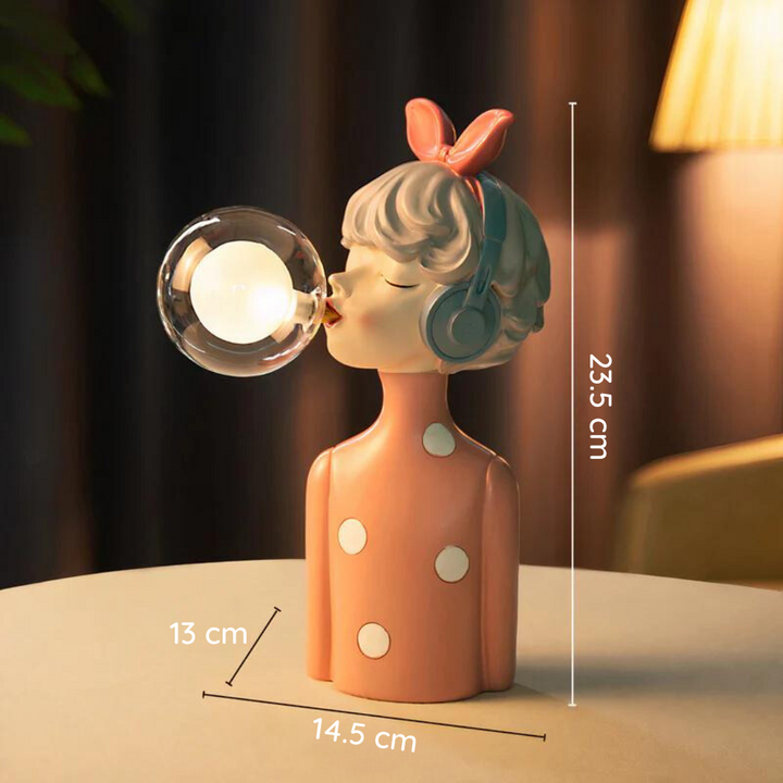 Ręcznie robiona lampa stołowa w salonie, akcent dekoracyjny z kloszem tekstylnym. Nowoczesny design.