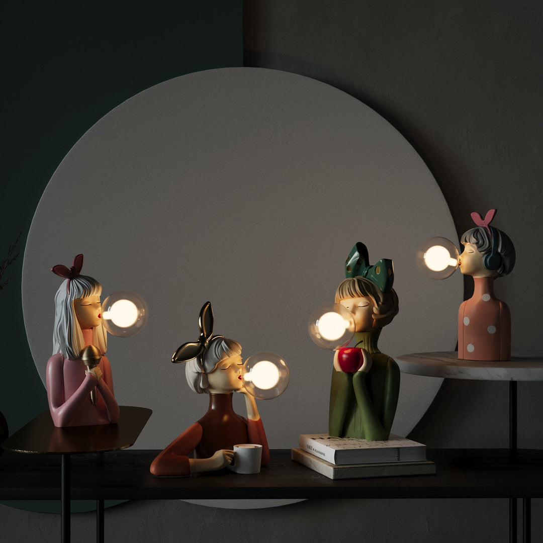 Przytulna lampa stołowa z kloszem tekstylnym, idealna do stworzenia ciepłego oświetlenia w sypialni. Rękodzieło.