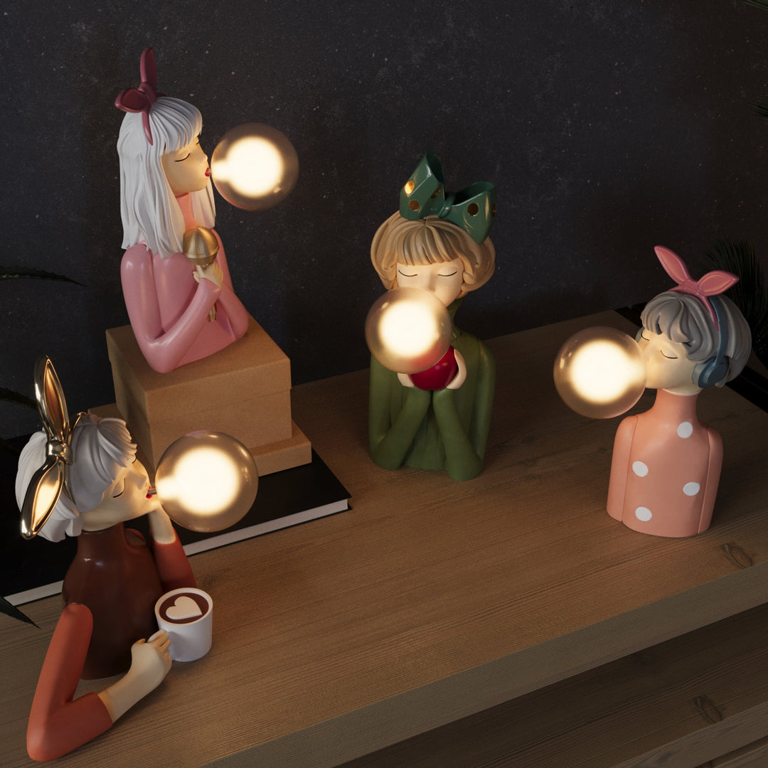 Lampa stołowa CraftGlow z unikalną drewnianą podstawą i eleganckim tekstylnym kloszem. Nowoczesny design.