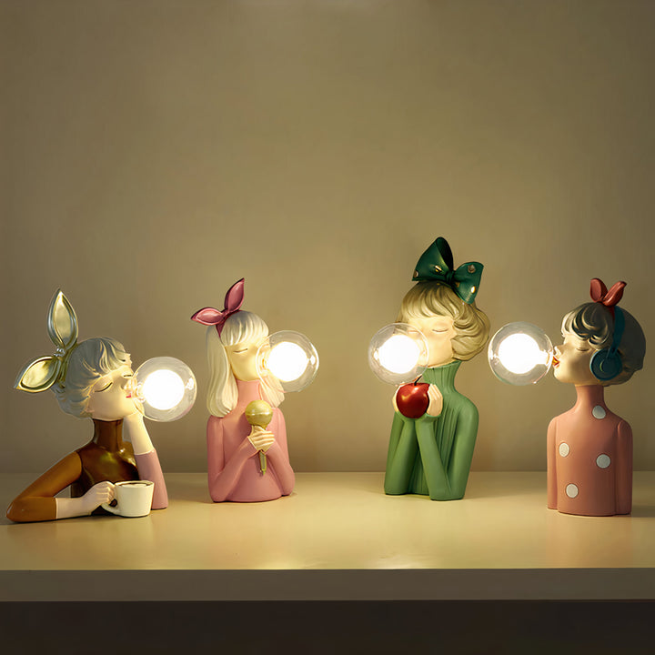 Elegancka lampa stołowa ręcznie robiona z drewnianą podstawą i beżowym kloszem tekstylnym do wnętrz.