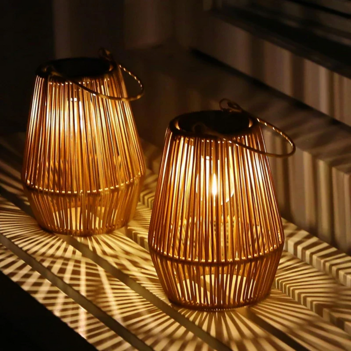 Dekoracyjna solarna lampa ogrodowa LED SunWeave. Ręcznie tkane oświetlenie zewnętrzne na taras.