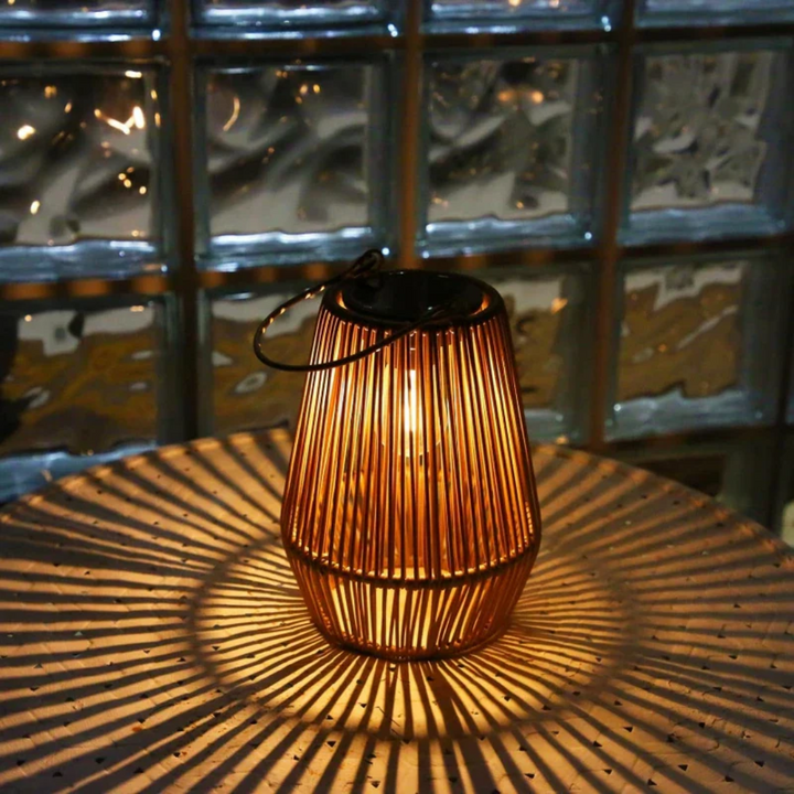 Energooszczędna solarna lampa ogrodowa SunWeave. Ręcznie tkane, wodoodporne oświetlenie LED.