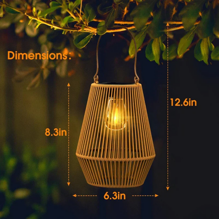 Ratanowa, ręcznie tkana solarna lampa LED SunWeave. Idealna do ogrodu, na balkon i taras.