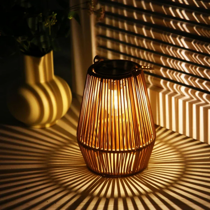 Ręcznie tkana solarna lampa ogrodowa LED SunWeave. Wodoodporne oświetlenie zewnętrzne z efektem ratanu.