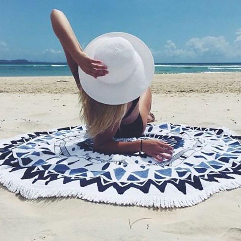 Niebieski, okrągły ręcznik plażowy z modnym orientalnym wzorem. Idealny na relaks na plaży latem.