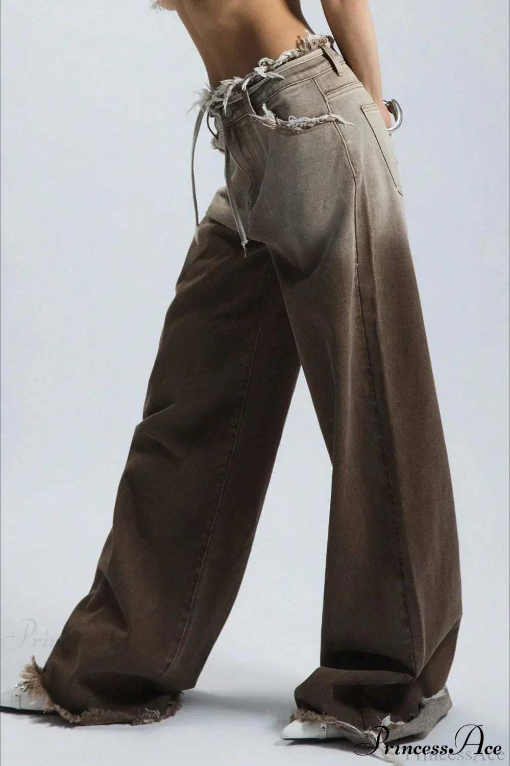 Tekstura damskich jeansów ombre z prostą nogawką. Wysokiej jakości jeans, retro styl, idealne na co dzień.