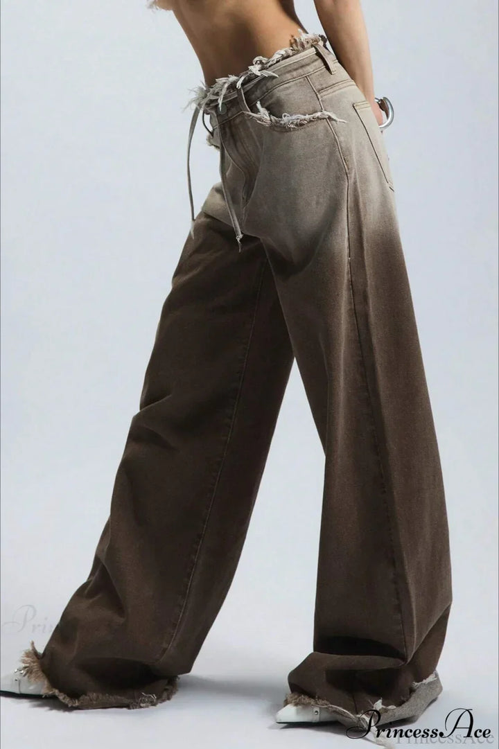 Tekstura damskich jeansów ombre z prostą nogawką. Wysokiej jakości jeans, retro styl, idealne na co dzień.