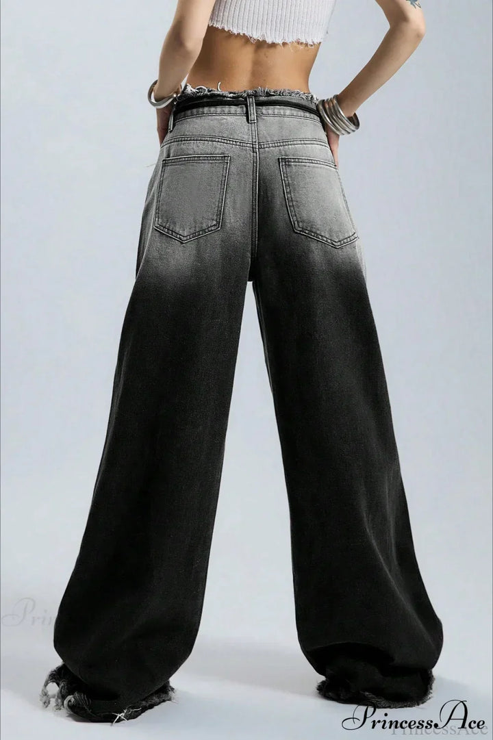 Modelka w damskich jeansach ombre z prostą nogawką, niski stan. Retro styl, casualowe spodnie na co dzień.