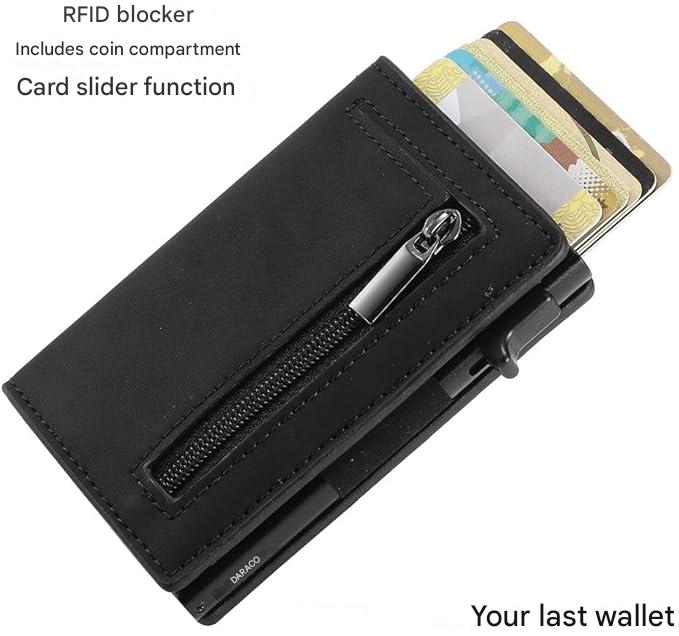 Portfel RFID CoreSlide włożony do przedniej kieszeni spodni, podkreślający jego smukłość i kompaktowość.