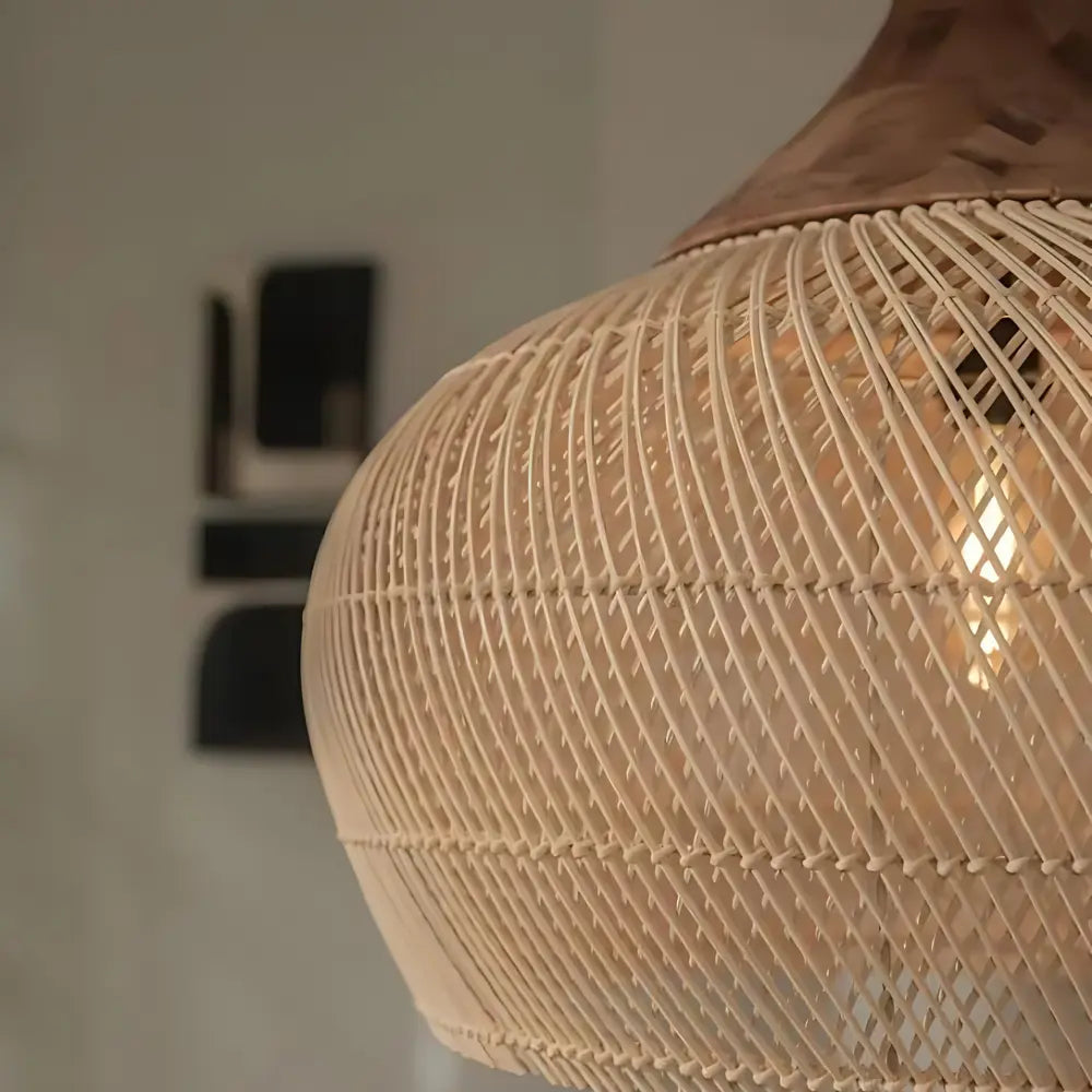 Lampa wisząca rattanowa boho, emitująca ciepłe, rozproszone światło. Relaksujące oświetlenie do każdego wnętrza.