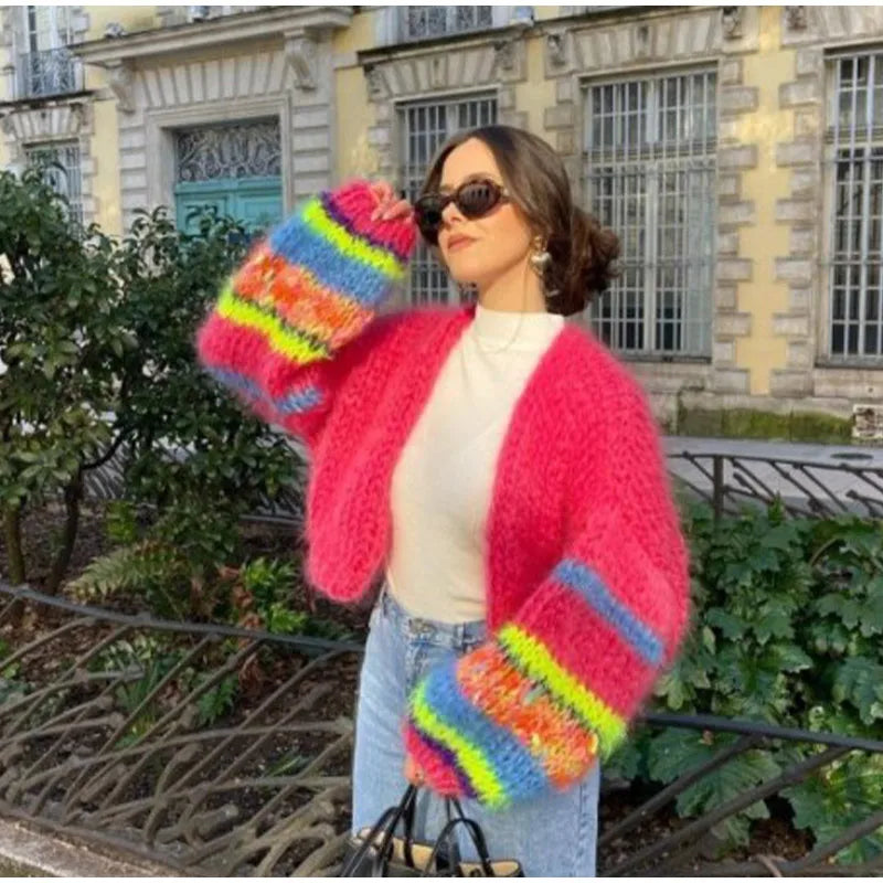 Stylowy rozpinany kardigan damski Mia w modne paski. Wygodny, luźny krój, doskonały do wiosennych i jesiennych outfitów.