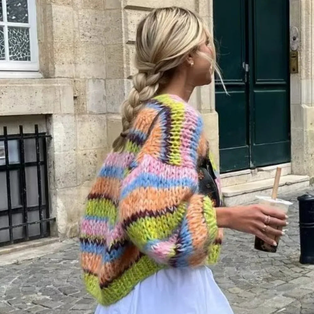 Kobiecy kardigan Mia w paski, rozpinany. Luźny krój dodaje elegancji i komfortu. Perfekcyjny na chłodniejsze dni.