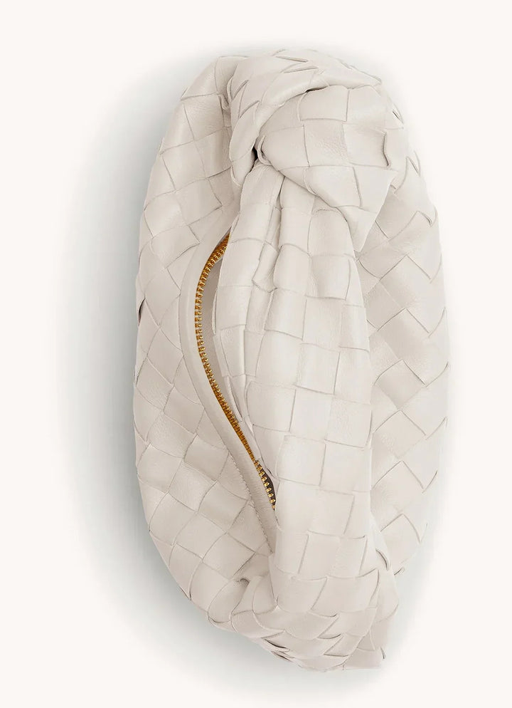 Tył torebki damskiej z dyskretną kieszonką, podkreślający minimalistyczny styl. Praktyczna i elegancka.