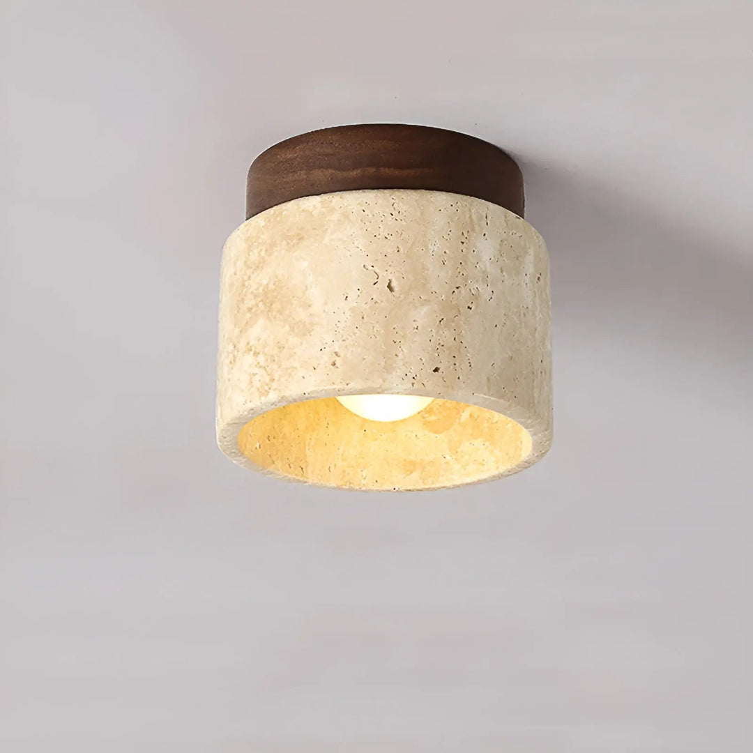 Lampa sufitowa TravaGlow z trawertynu i drewna. Ciepłe oświetlenie do sypialni.