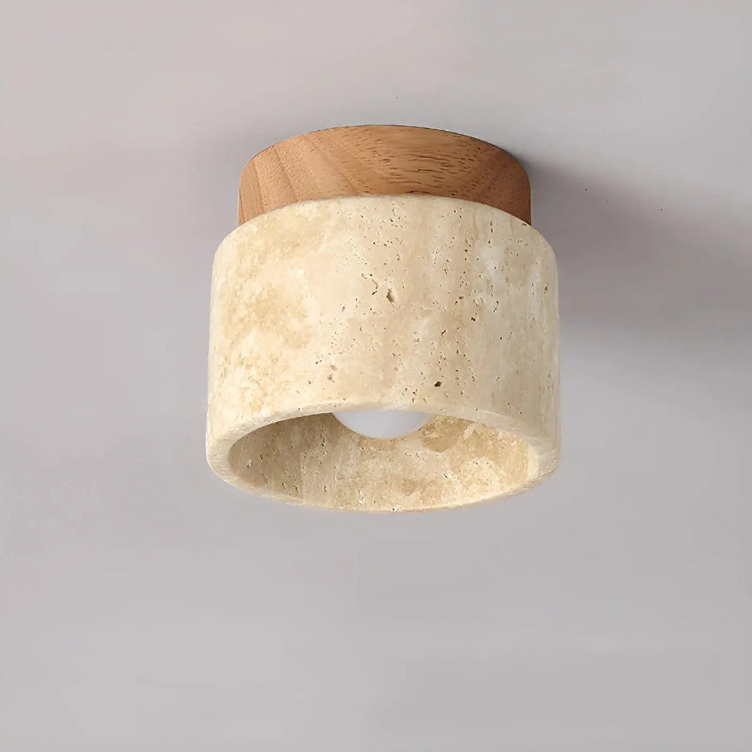 Minimalistyczna lampa sufitowa z trawertynu i drewna. Idealna do nowoczesnych i rustykalnych wnętrz.