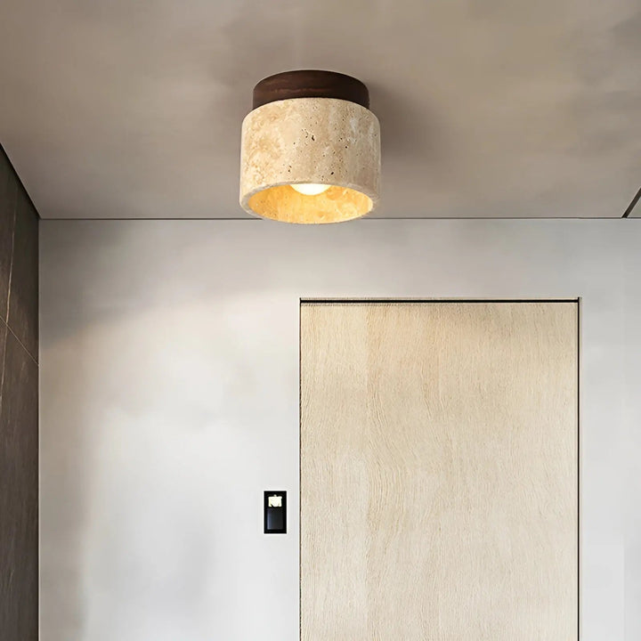 Rustykalna lampa sufitowa z trawertynu, idealna do salonu lub sypialni.