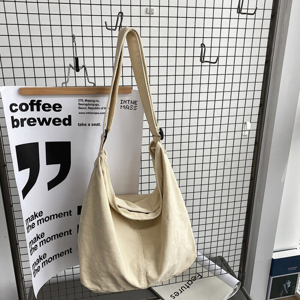 Modna damska torebka Noa. Czarna torba na ramię z eleganckimi detalami, idealna do pracy i na spotkania.