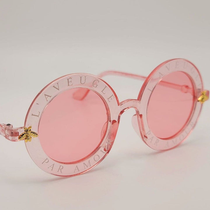 Eleganckie czarne damskie okulary przeciwsłoneczne z okrągłymi oprawkami, modny akcent dla każdej letniej stylizacji.