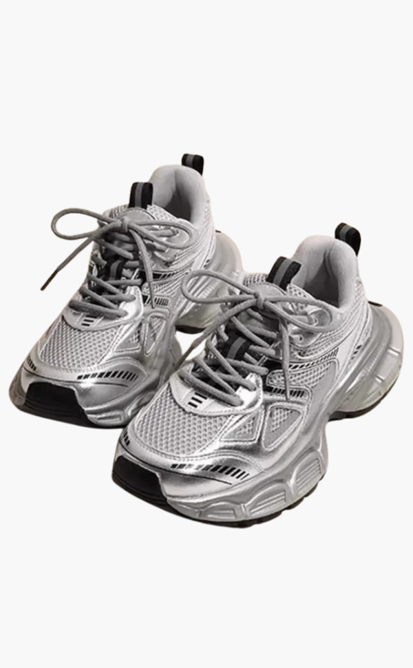 Profil srebrnych damskich sneakersów chunky mesh. Stylowe, sportowe buty na co dzień z modną, masywną podeszwą.
