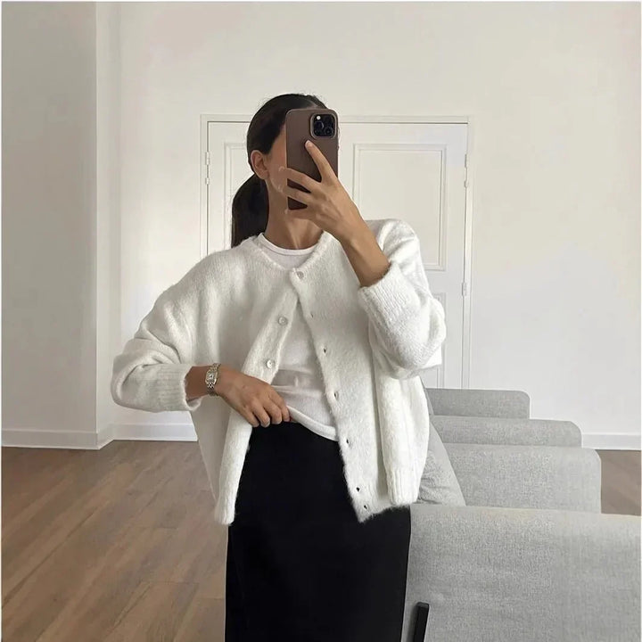 Detale: guziki na damskim kardiganie dzianinowym. Długi rękaw, okrągły dekolt. Styl casual i elegancja.