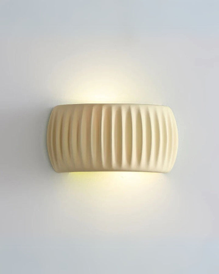 Unikatowa lampa ścienna Fala. Designerskie oświetlenie z żywicy, minimalistyczny i nowoczesny dodatek do wnętrz.
