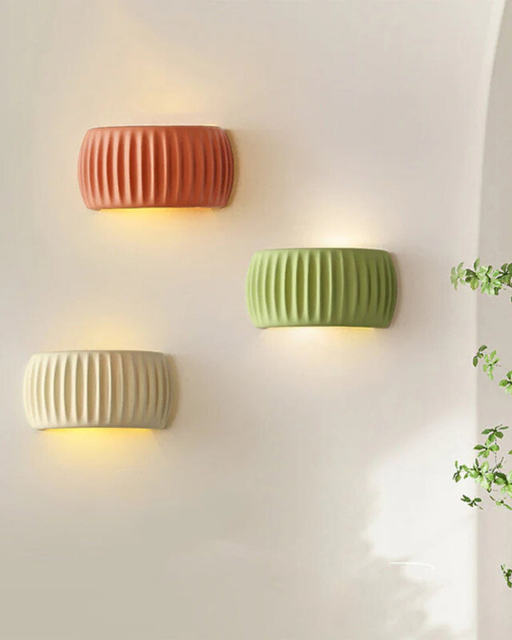 Lampa ścienna Fala w stylu Japandi. Eleganckie oświetlenie z żywicy, harmonijny element wystroju.