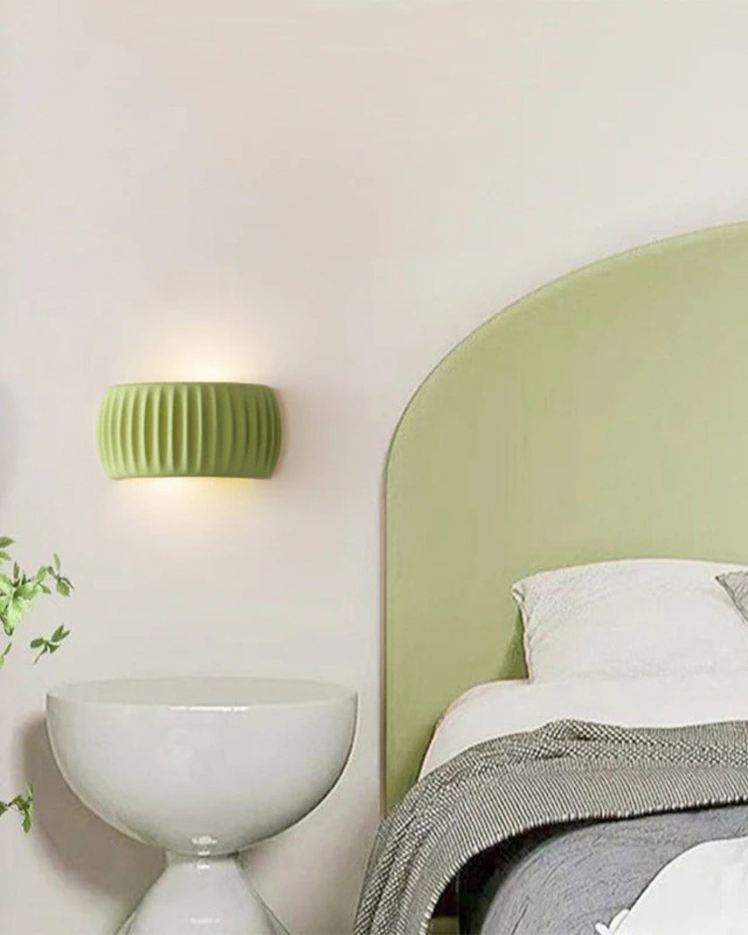 Nowoczesna lampa ścienna z żywicy. Designerska Fala, idealna do salonu, sypialni, styl boho.