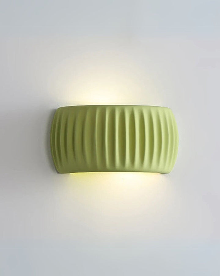 Designerska lampa ścienna Fala. Nowoczesne oświetlenie z żywicy, minimalistyczny akcent do wnętrz.