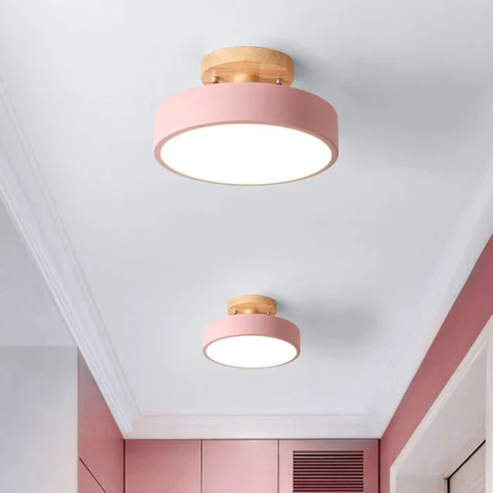 Stylowa skandynawska lampa sufitowa NordWood LED, drewno i metal, element dekoracji wnętrz, dom.