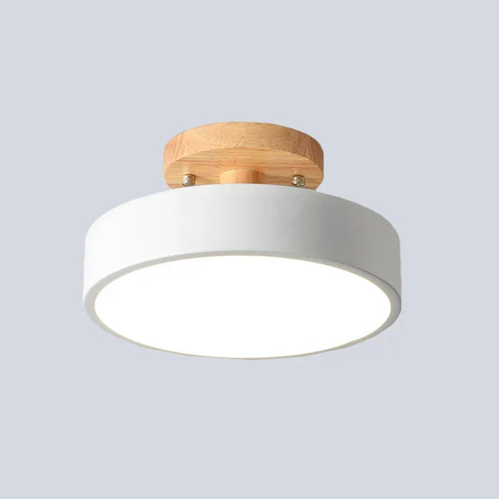 Skandynawska lampa sufitowa LED NordWood, minimalistyczny design z drewna i metalu, idealna do nowoczesnych wnętrz.
