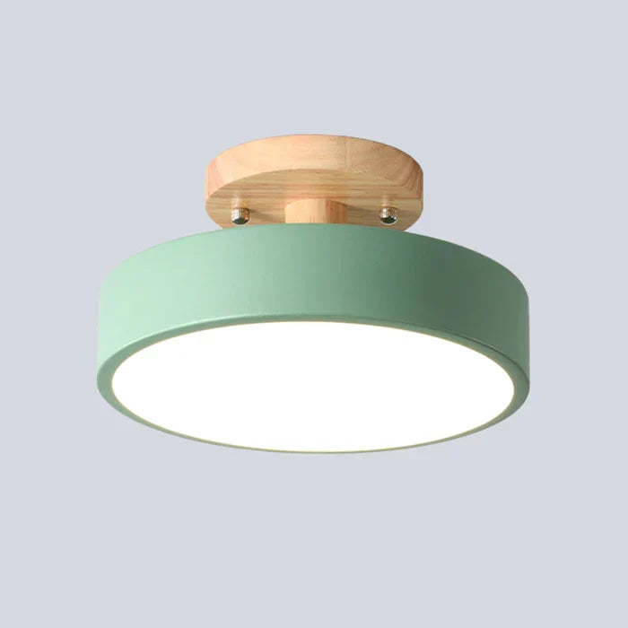 Zielona lampa sufitowa LED NordWood z drewna i metalu, skandynawski design, dekoracja wnętrz.