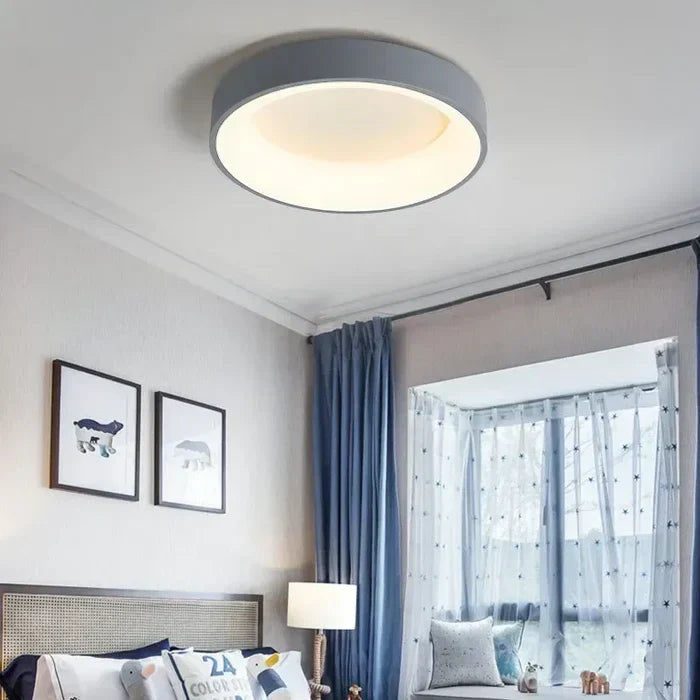 Minimalistyczna, okrągła lampa LED, idealna do nowoczesnego wnętrza. Skandynawski design oświetla dom.