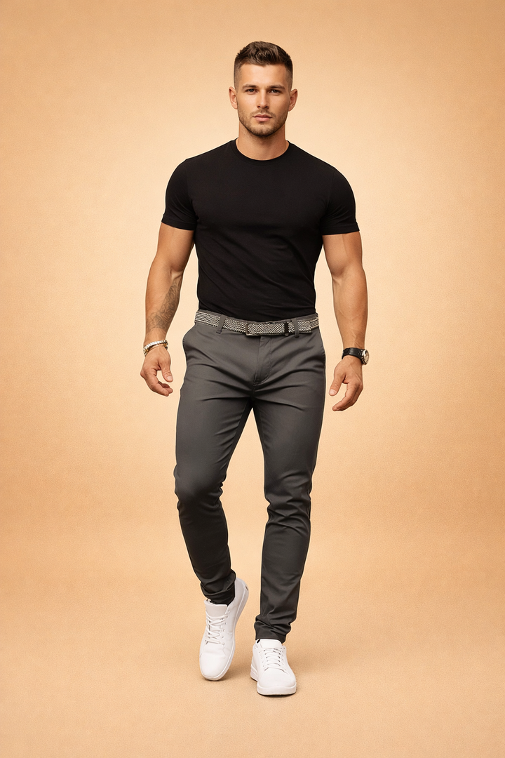 Męskie spodnie smart-casual, dopasowane, idealne na co dzień i eleganckie okazje. Modne i wygodne w ciemnoszarym kolorze.