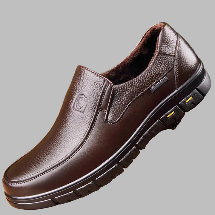Skórzane męskie buty casual, widok z góry. Prezentacja eleganckiego i uniwersalnego obuwia na co dzień.