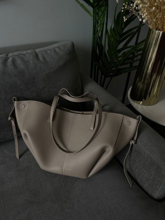 Stylowa brązowa torba damska tote z ekologicznej skóry. Modny shopper na ramię.