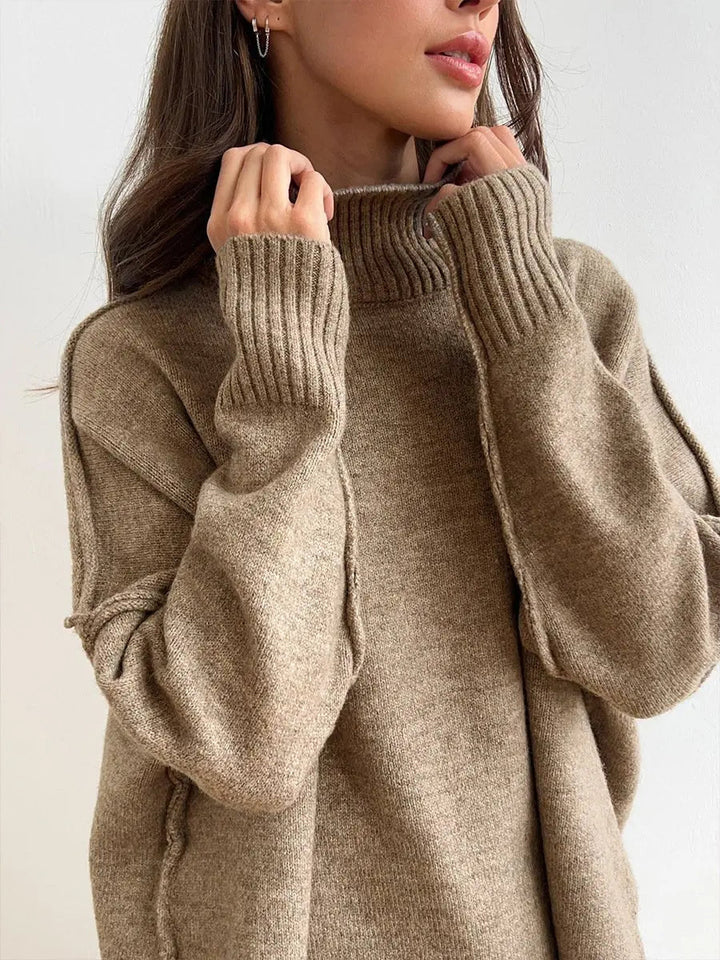 Modelka w dzianinowym komplecie. Elegancki sweter i spodnie damskie z szerokimi nogawkami.