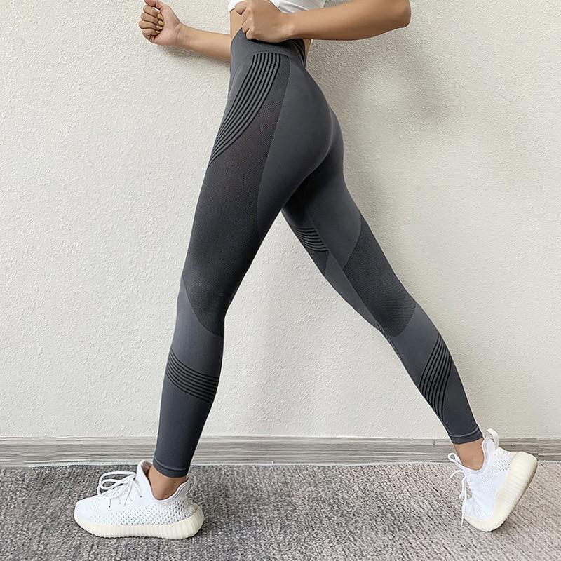 Modne damskie legginsy treningowe z geometrycznym wzorem, wysoki stan dla wygody podczas fitnessu.