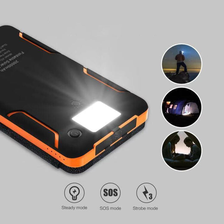 Złożony, przenośny powerbank solarny SunCore, gotowy do transportu, z ładowaniem urządzeń przez USB.