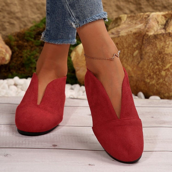 Buty wsuwane dla kobiet, lekkie i płaskie, z charakterystycznym wycięciem w serek. Komfortowy design.