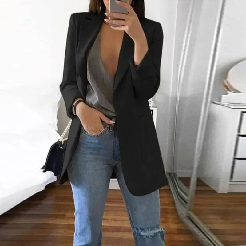 Elegancka marynarka damska Serena w stylu streetwear, podkreślająca modny look.