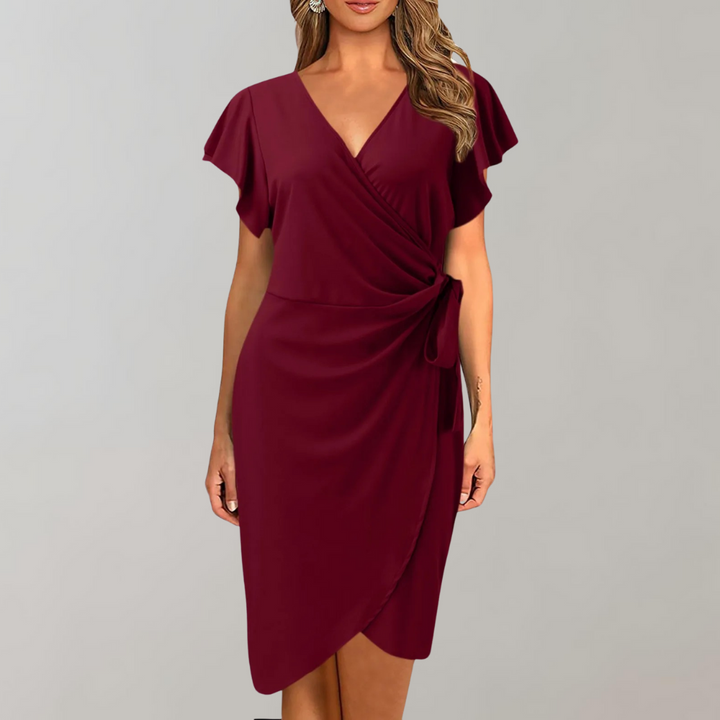 Elegancka letnia sukienka midi Solène, idealna na upalne dni, łączy styl casualowy i wyrafinowany look.