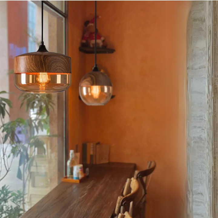 Drewniana lampa NordLuna do wnętrz w stylu nordyckim, z delikatnym, rozproszonym światłem.