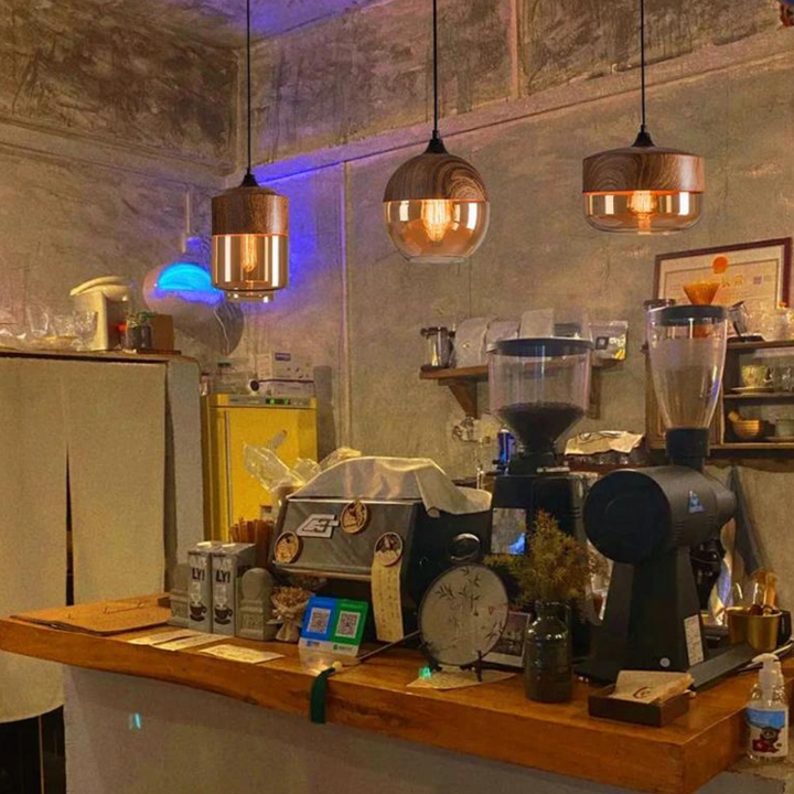 NordLuna: skandynawska lampa sufitowa, prosta forma, ekologiczne drewno, nowoczesny wygląd.