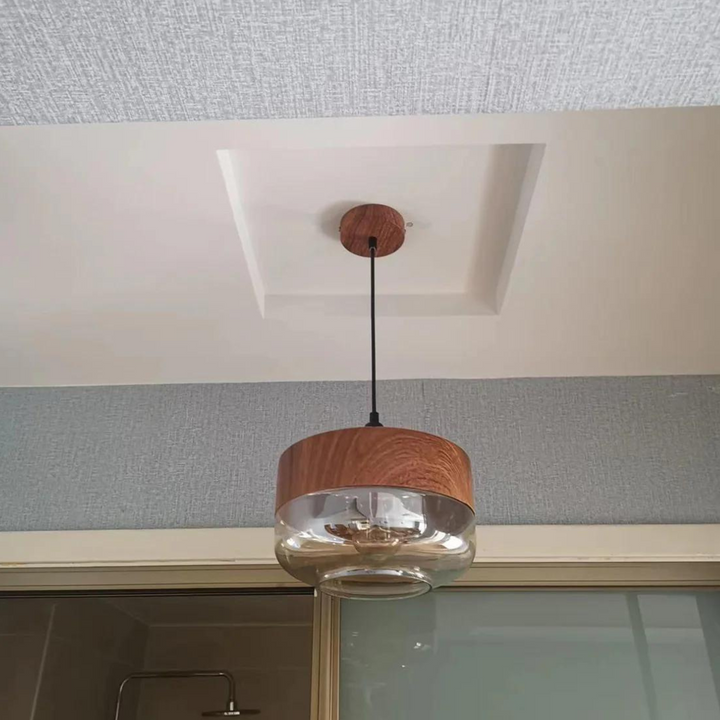 NordLuna: elegancka lampa sufitowa, drewniana konstrukcja, nordycki minimalizm, modne oświetlenie.