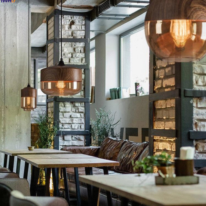 NordLuna: designerska drewniana lampa sufitowa, skandynawska estetyka, modne oświetlenie.