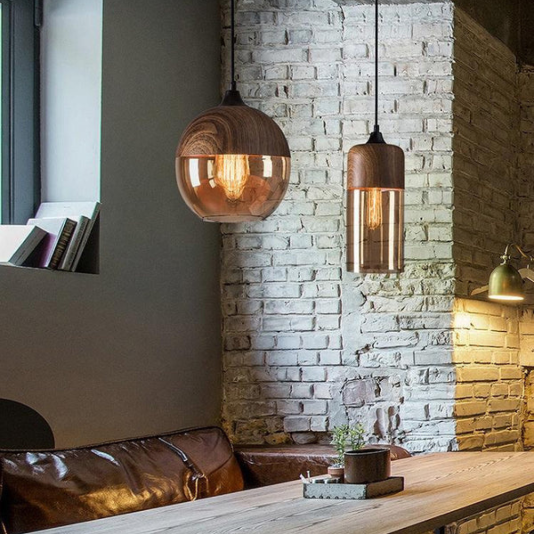 Stylowa lampa sufitowa NordLuna, drewniana podstawa, szklany klosz, idealna do sypialni.