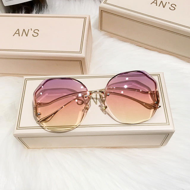 Stylowe damskie okulary przeciwsłoneczne z efektem ombre, w designie boho. Zapewniają ochronę UV.