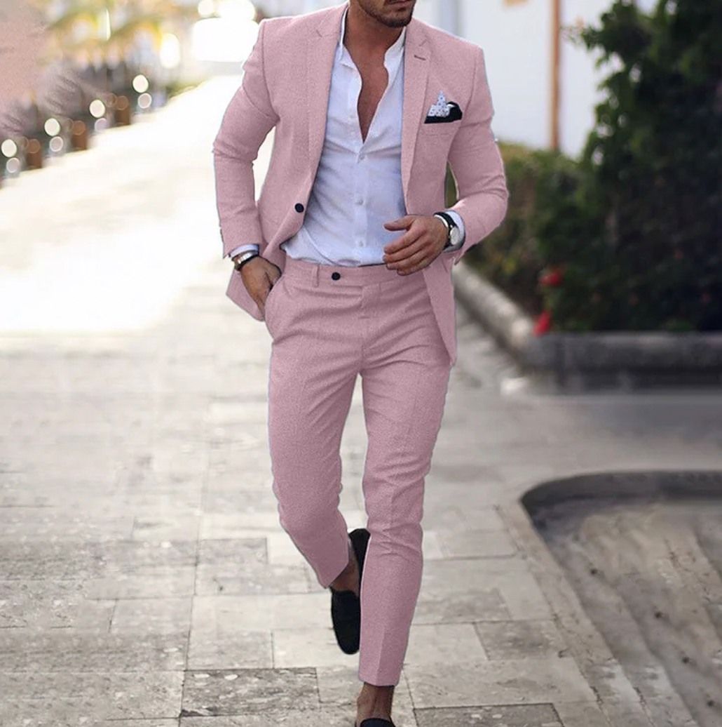 Modny garnitur męski Lucas, kompletny strój business casual z marynarką i spodniami, wygodny i stylowy.